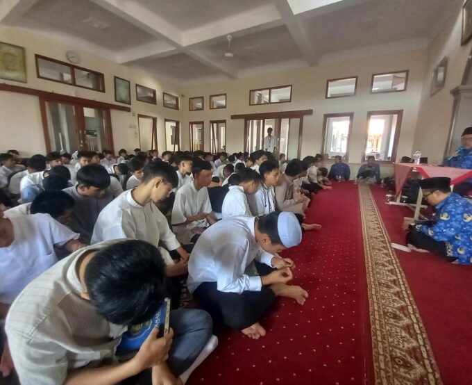 Bekali Siswa Menjalani Kehidupan Sehari-hari : MAN 1 Bandung Gelar Khotmul Qur’an dan Tausiyah
