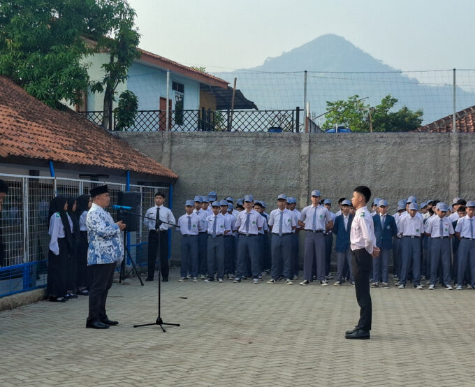 Kepala Madrasah Tekankan Iman, Nasionalisme, dan Disiplin : Apel Senin MAN 1 Bandung